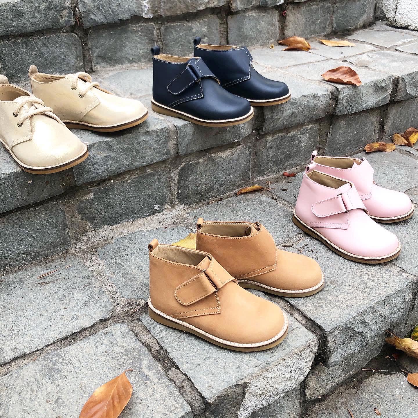 Botin velcro dorado