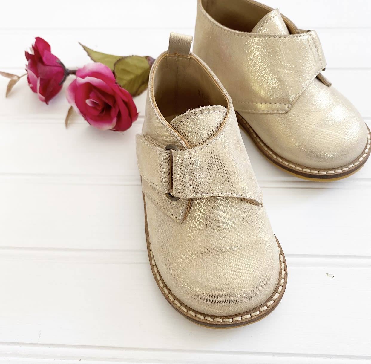 Botin velcro dorado