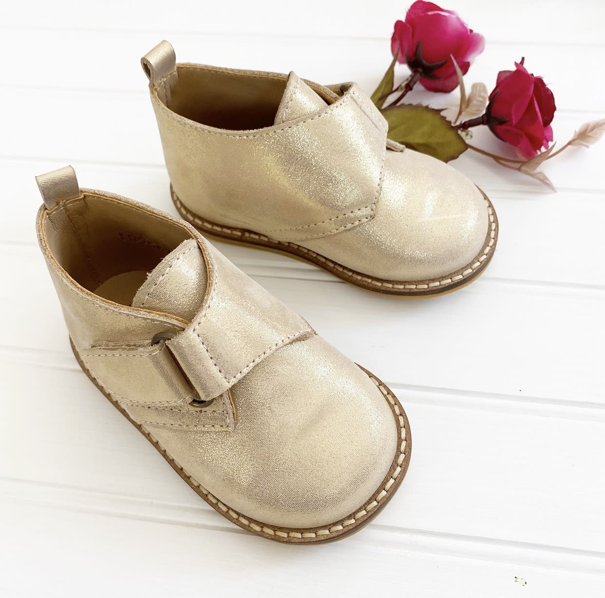 Botin velcro dorado