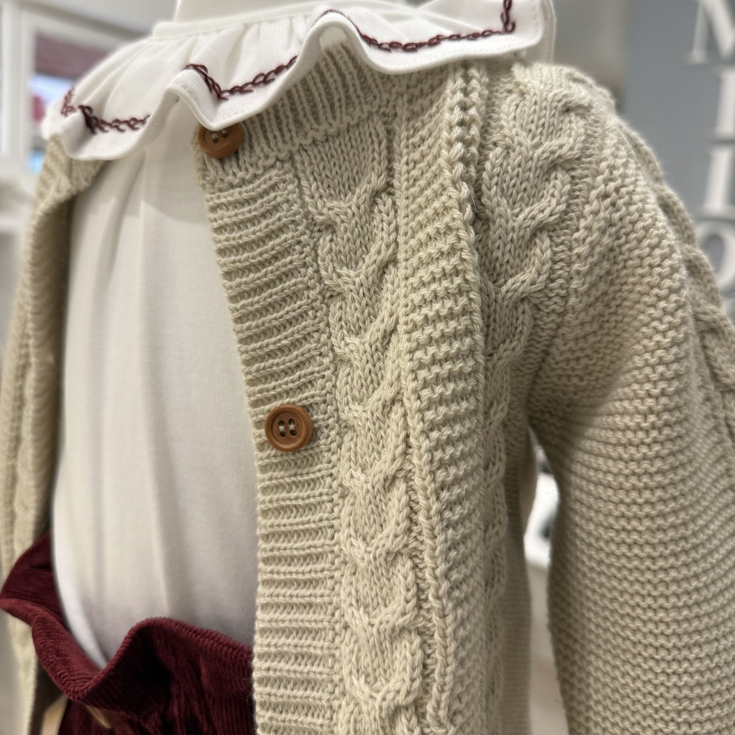 Chaleco beige nvo trenza
