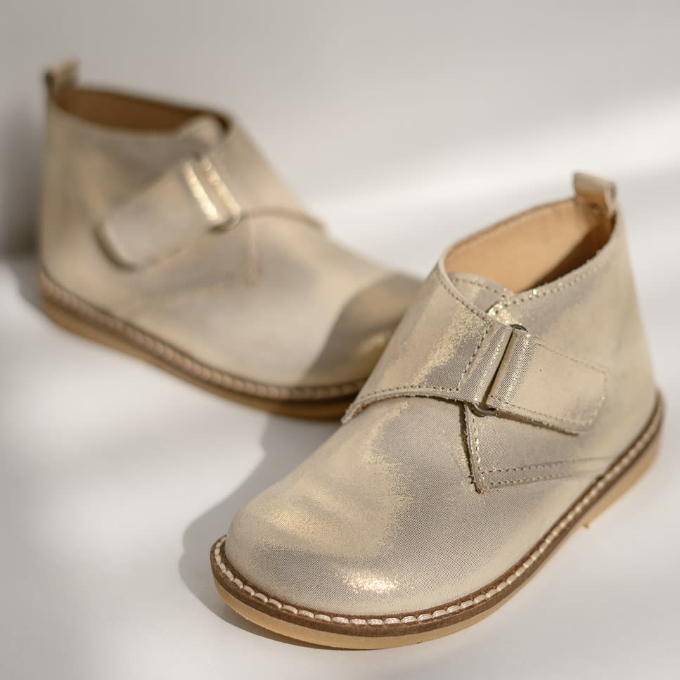 Botin velcro dorado